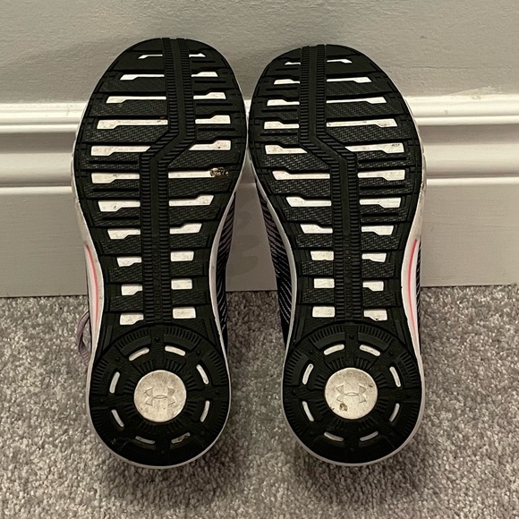 YOUTH GIRLS UNDER ARMOUR RUNNERS - SIZE 4.5 - Picture 3 of 4